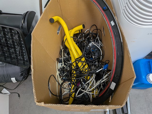 Divers kantoorinventaris, multimedia en personenvervoer items - afbeelding 15 van  27