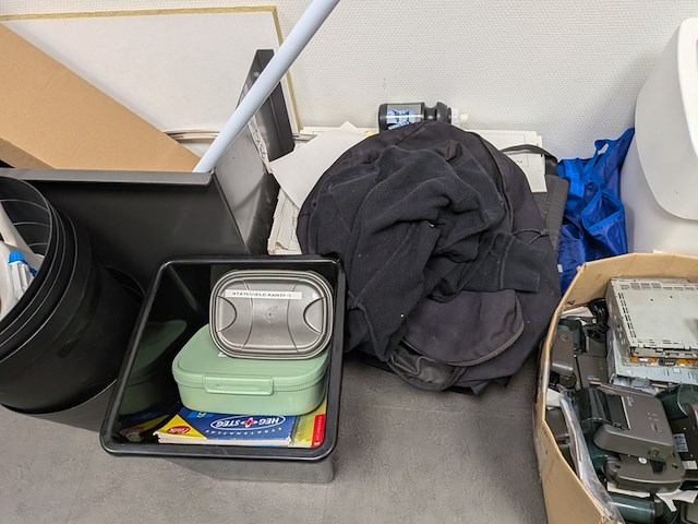 Divers kantoorinventaris, multimedia en personenvervoer items - afbeelding 18 van  27