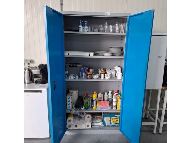 Divers keukenbenodigdheden in kast - afbeelding 1 van  5