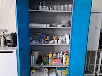 Divers keukenbenodigdheden in kast