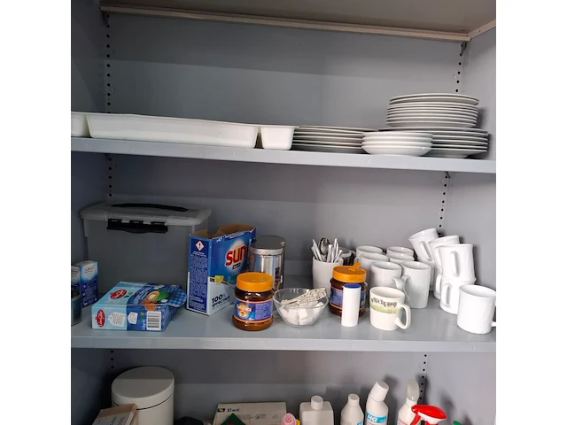 Divers keukenbenodigdheden in kast - afbeelding 3 van  5