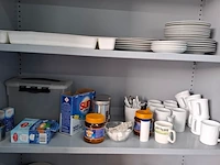 Divers keukenbenodigdheden in kast - afbeelding 3 van  5