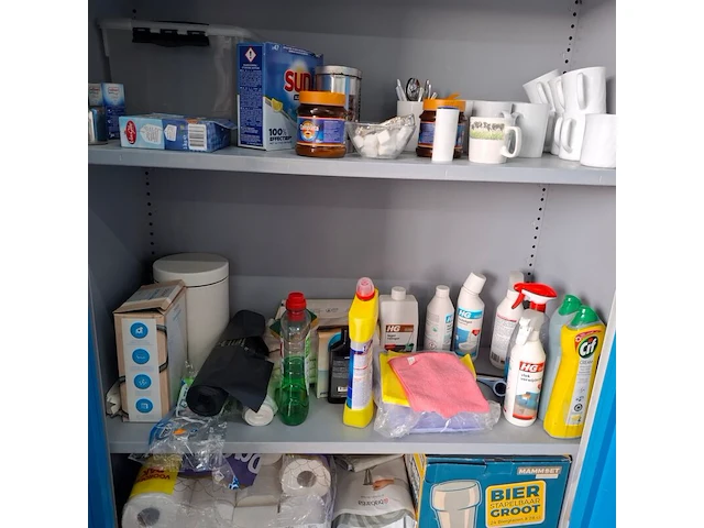 Divers keukenbenodigdheden in kast - afbeelding 4 van  5