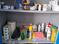 Divers keukenbenodigdheden in kast - afbeelding 4 van  5