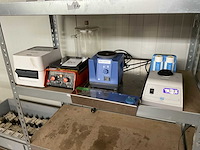 Divers laboratoriumapparatuur - afbeelding 1 van  7