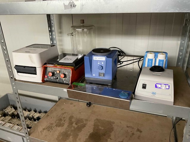 Divers laboratoriumapparatuur - afbeelding 1 van  7