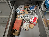 Divers magazijninventaris met inhoud - afbeelding 49 van  67