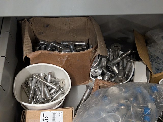 Divers magazijninventaris met inhoud - afbeelding 52 van  67