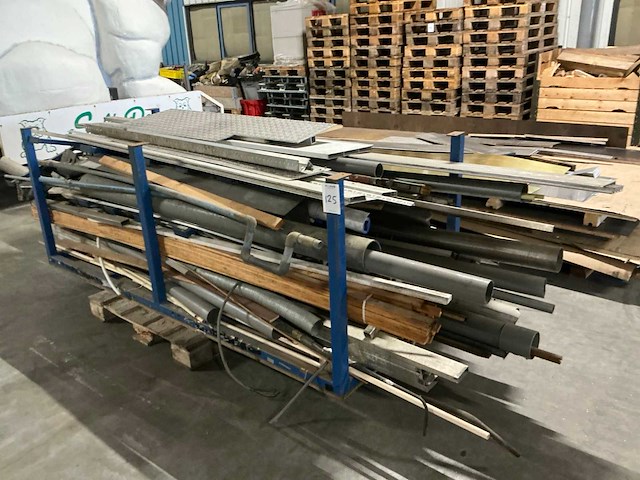 Divers metaal - afbeelding 1 van  1