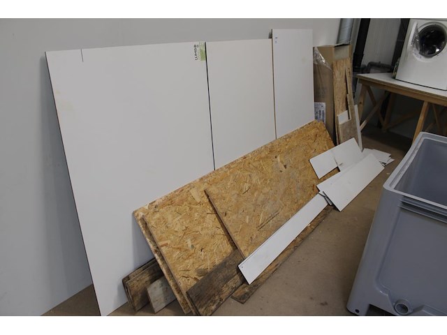 Divers plaatmateriaal w.o. spaanplaat, multiplex en trespa. - afbeelding 1 van  3