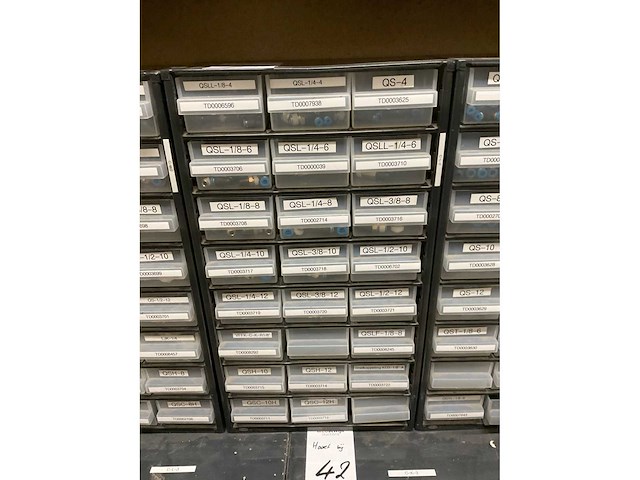 Divers pneumatiek met assortimetsboxen - afbeelding 3 van  26