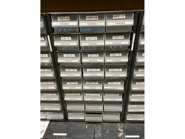 Divers pneumatiek met assortimetsboxen - afbeelding 4 van  26