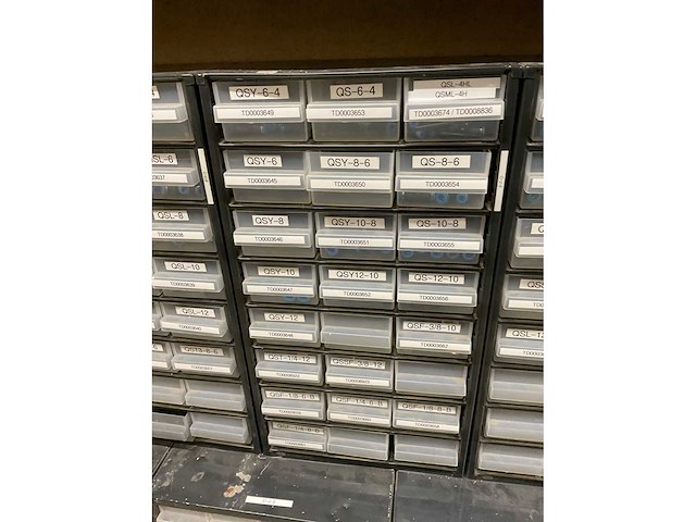 Divers pneumatiek met assortimetsboxen - afbeelding 5 van  26