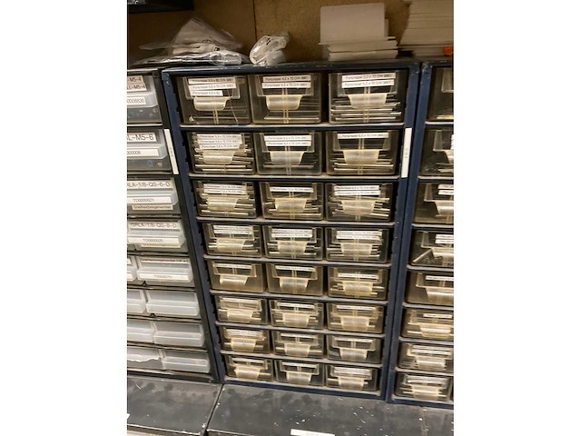Divers pneumatiek met assortimetsboxen - afbeelding 8 van  26