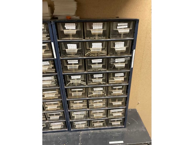 Divers pneumatiek met assortimetsboxen - afbeelding 9 van  26