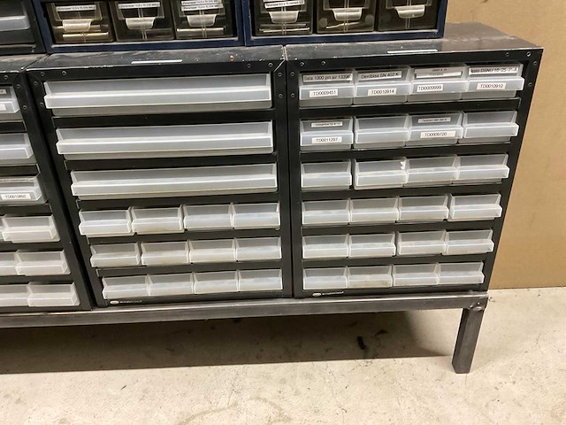 Divers pneumatiek met assortimetsboxen - afbeelding 10 van  26