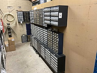 Divers pneumatiek met assortimetsboxen - afbeelding 1 van  26