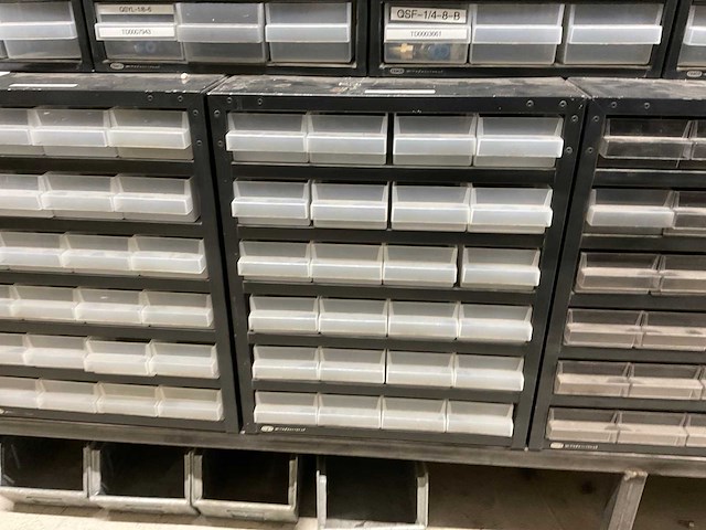 Divers pneumatiek met assortimetsboxen - afbeelding 13 van  26