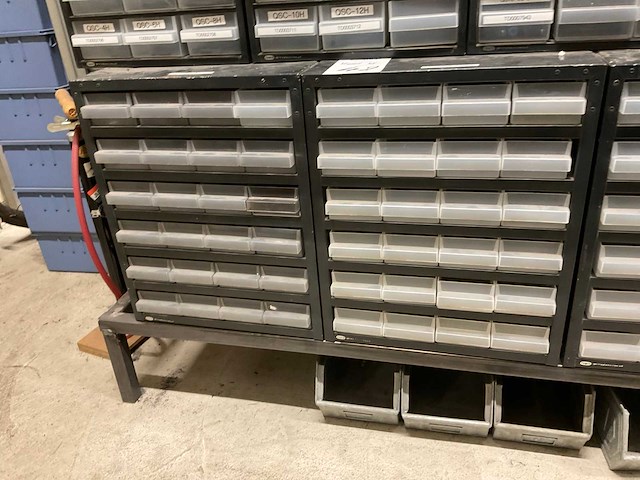 Divers pneumatiek met assortimetsboxen - afbeelding 14 van  26