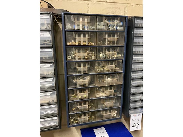 Divers pneumatiek met assortimetsboxen - afbeelding 16 van  26