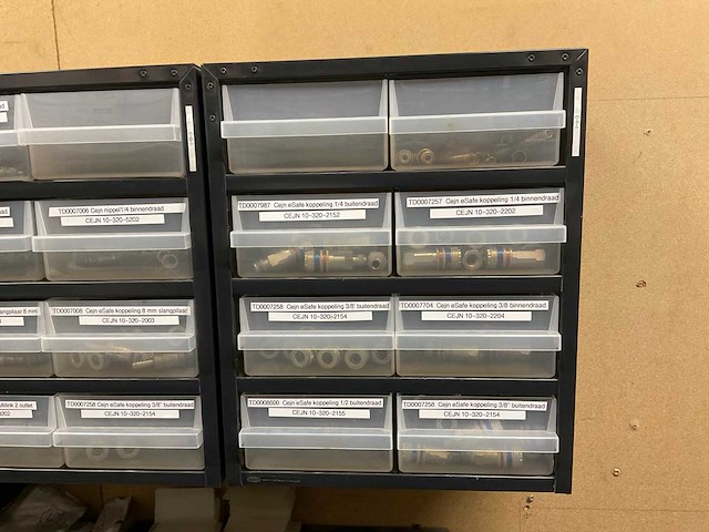 Divers pneumatiek met assortimetsboxen - afbeelding 12 van  26