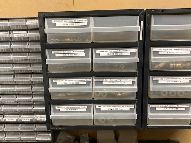 Divers pneumatiek met assortimetsboxen - afbeelding 20 van  26