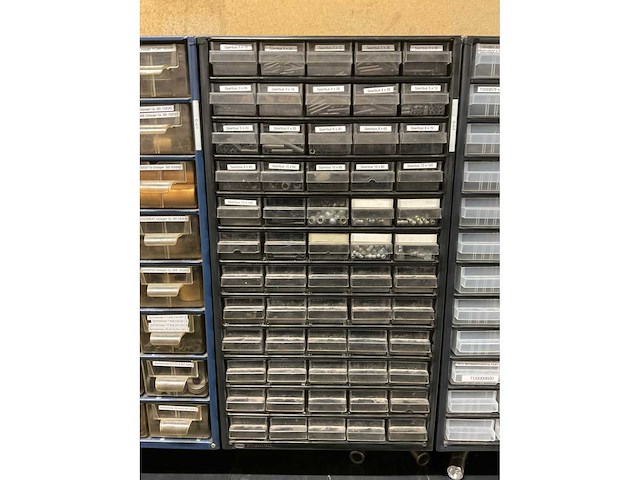 Divers pneumatiek met assortimetsboxen - afbeelding 22 van  26