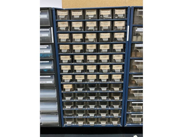 Divers pneumatiek met assortimetsboxen - afbeelding 24 van  26