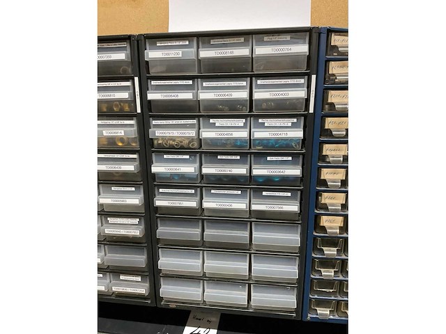 Divers pneumatiek met assortimetsboxen - afbeelding 25 van  26