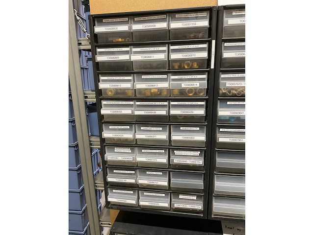 Divers pneumatiek met assortimetsboxen - afbeelding 26 van  26