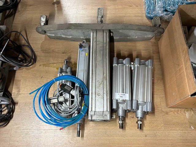 Divers pneumatische cilinders (5x) - afbeelding 1 van  4