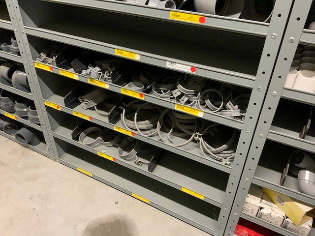 Divers pvc in en naast 3 vakkenkasten - afbeelding 6 van  8