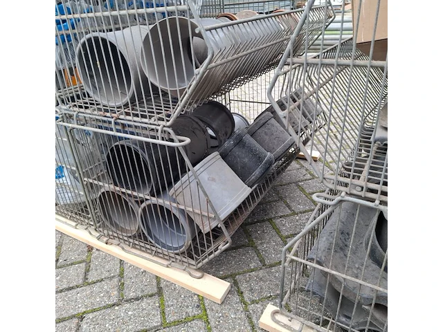 Divers pvc materiaal en uni-flexpluggen, in 13x draadmand - afbeelding 3 van  16