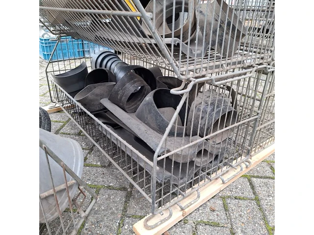Divers pvc materiaal en uni-flexpluggen, in 13x draadmand - afbeelding 6 van  16