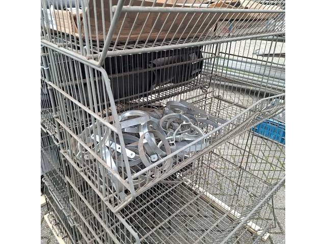 Divers pvc materiaal en uni-flexpluggen, in 13x draadmand - afbeelding 8 van  16