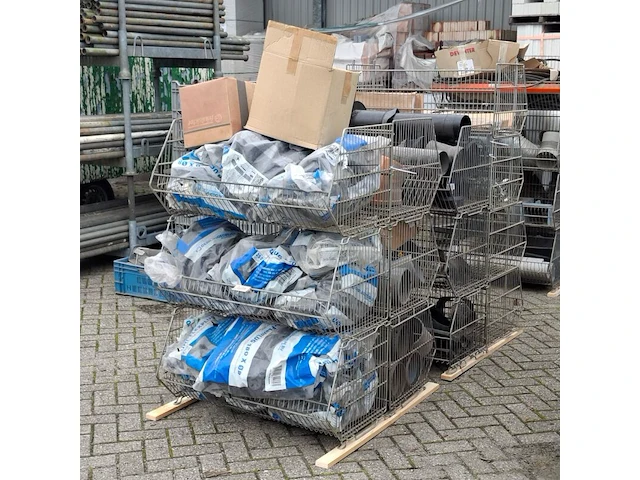Divers pvc materiaal en uni-flexpluggen, in 13x draadmand - afbeelding 1 van  16