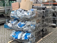 Divers pvc materiaal en uni-flexpluggen, in 13x draadmand