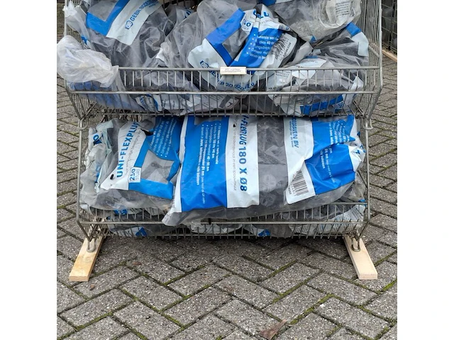 Divers pvc materiaal en uni-flexpluggen, in 13x draadmand - afbeelding 9 van  16