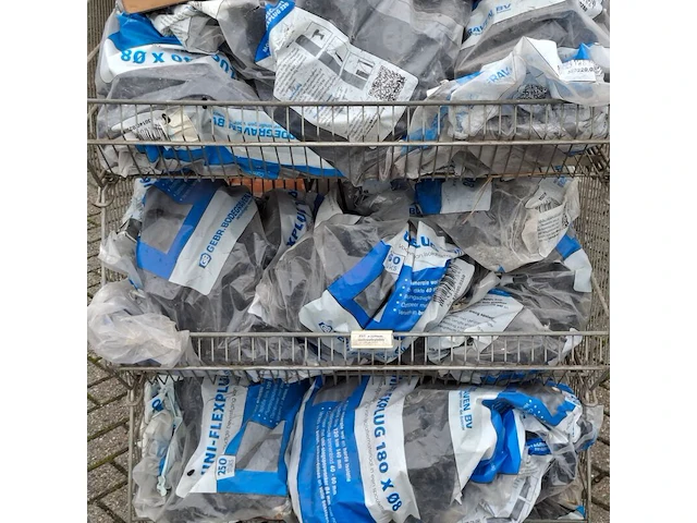 Divers pvc materiaal en uni-flexpluggen, in 13x draadmand - afbeelding 11 van  16