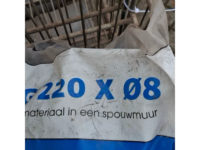 Divers pvc materiaal en uni-flexpluggen, in 13x draadmand - afbeelding 15 van  16