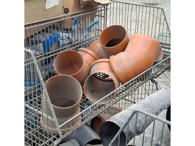 Divers pvc materiaal en uni-flexpluggen, in 13x draadmand - afbeelding 16 van  16