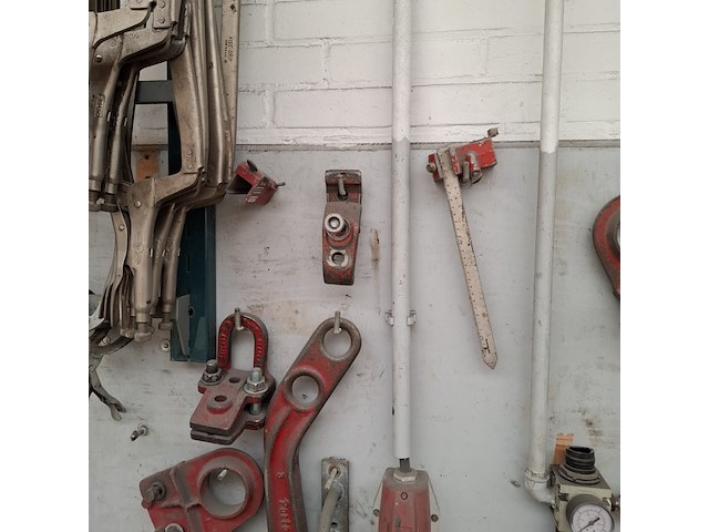 Divers richtbank en carrosserie-reparatieapparatuur op wandbord - afbeelding 2 van  33
