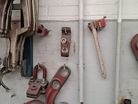 Divers richtbank en carrosserie-reparatieapparatuur op wandbord - afbeelding 2 van  33