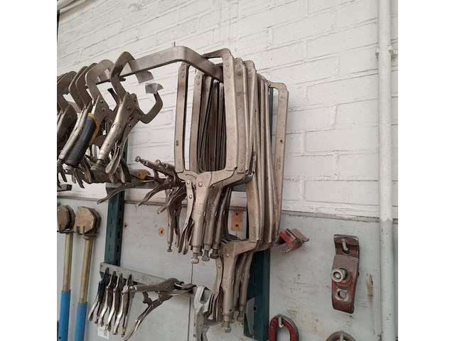 Divers richtbank en carrosserie-reparatieapparatuur op wandbord - afbeelding 3 van  33