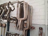 Divers richtbank en carrosserie-reparatieapparatuur op wandbord - afbeelding 3 van  33