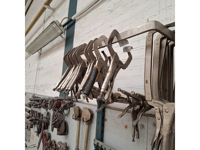 Divers richtbank en carrosserie-reparatieapparatuur op wandbord - afbeelding 4 van  33