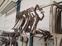 Divers richtbank en carrosserie-reparatieapparatuur op wandbord - afbeelding 4 van  33