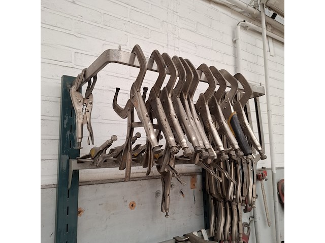 Divers richtbank en carrosserie-reparatieapparatuur op wandbord - afbeelding 5 van  33