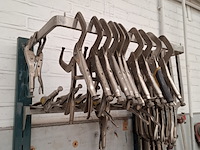 Divers richtbank en carrosserie-reparatieapparatuur op wandbord - afbeelding 5 van  33