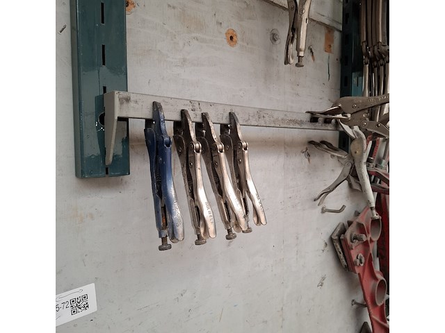 Divers richtbank en carrosserie-reparatieapparatuur op wandbord - afbeelding 6 van  33